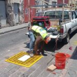 Querétaro coloca 100 rejillas temporales en registros abiertos para prevenir accidentes viales