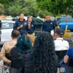 Policías de Corregidora enseñan mecánica básica a ciudadanos en Plaza Candiles