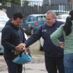 AMEQ entrega 300 tarjetas para que mascotas viajen en Qrobus